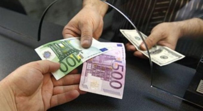 Kembimi valutor: Euro arrin nivelin me te ulet ne 10 vitet e fundit